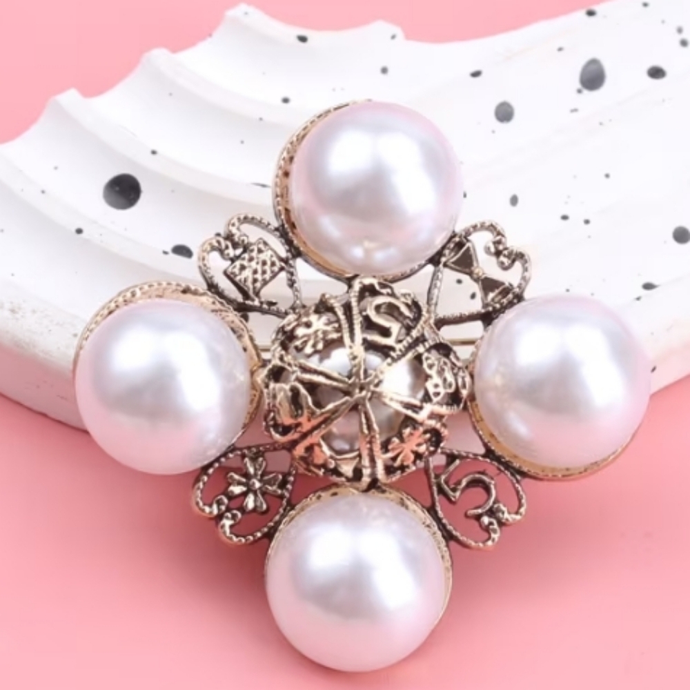 Vintage-Inspired Pearl Cluster Brooch in White and Gold